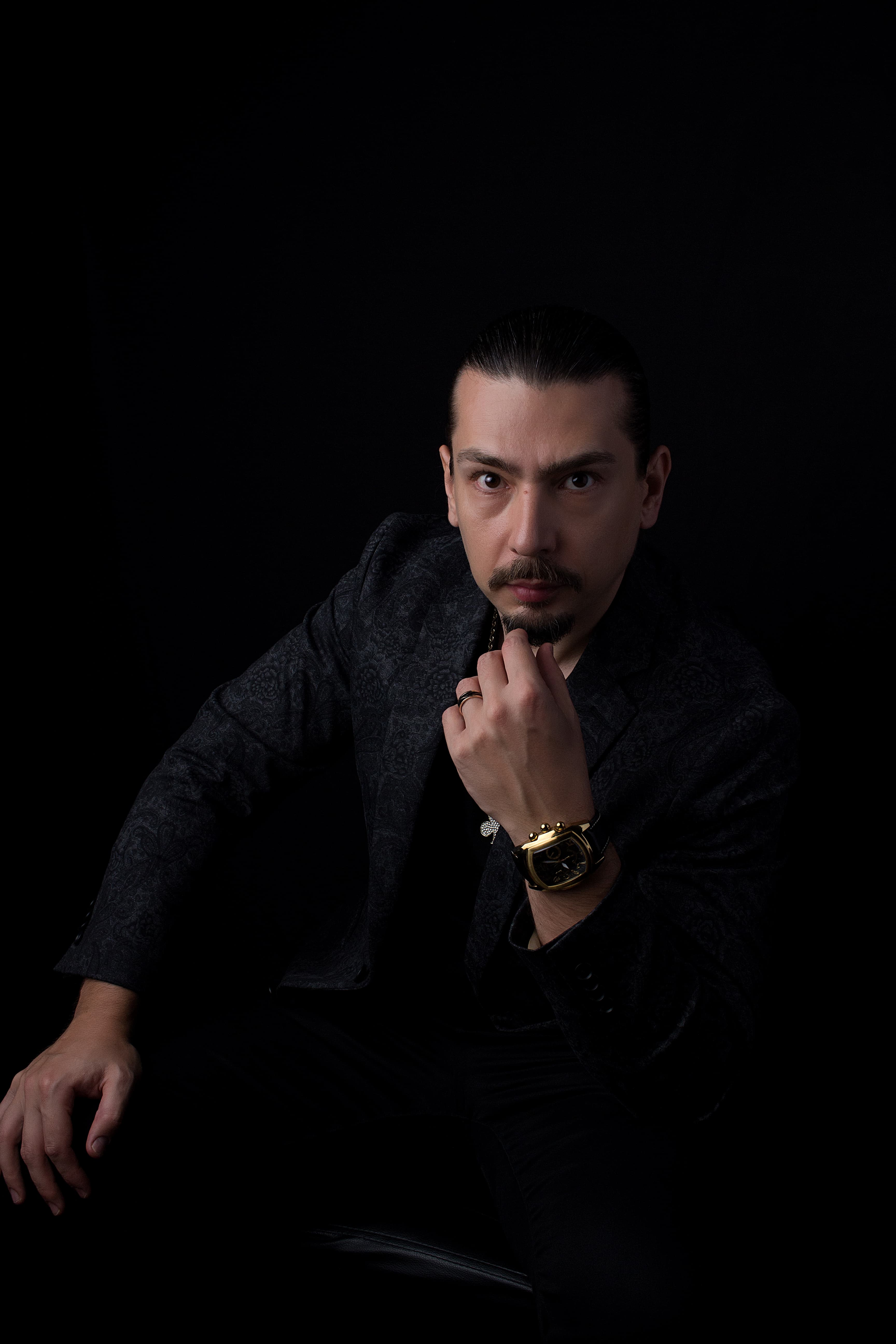 Davit Ro performing close-up magic in Miami