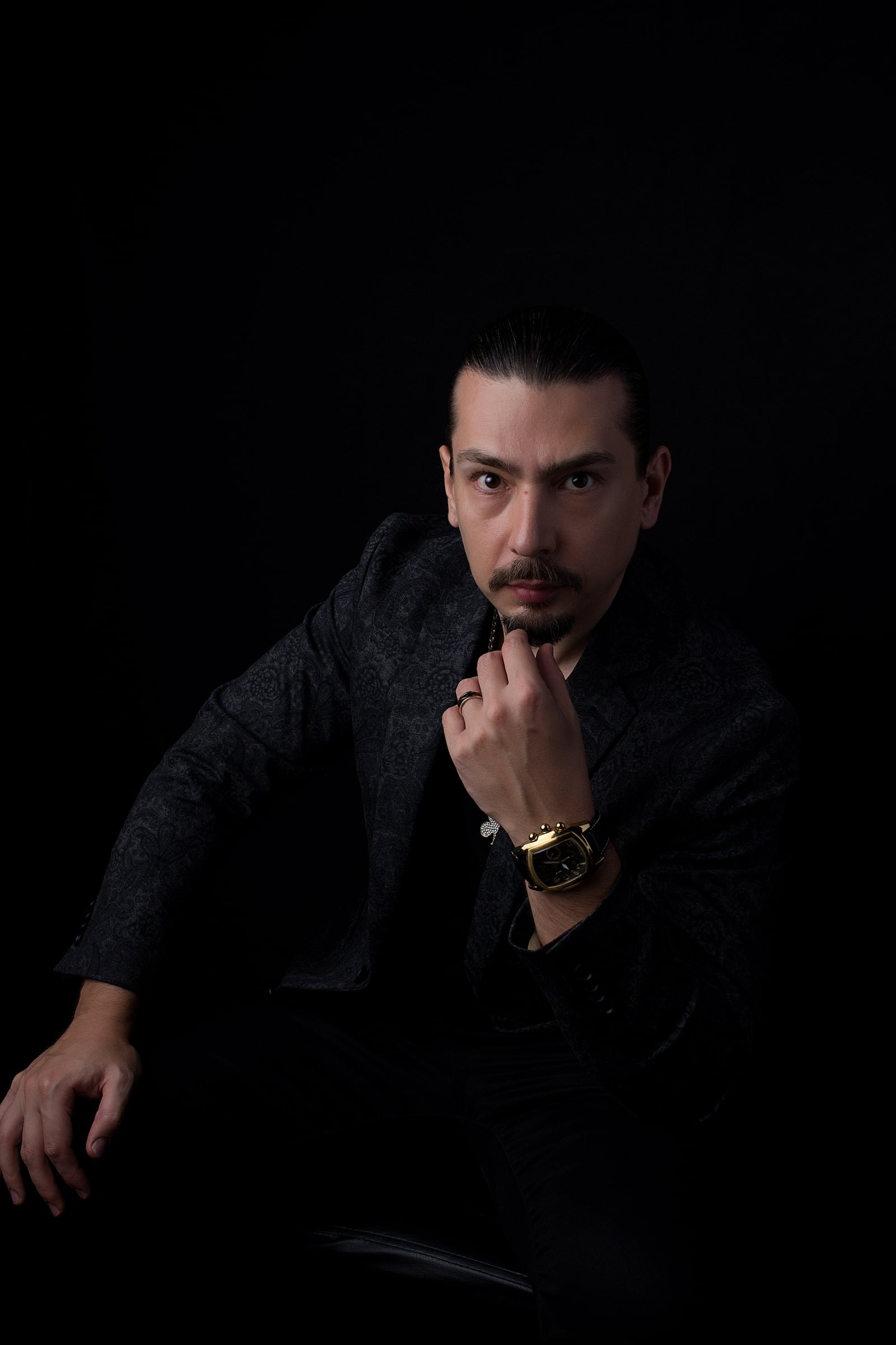 Davit Ro performing close-up magic in Miami